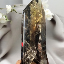 Citrine fumée sur socle en bois taillé sur mesure – Pièce unique