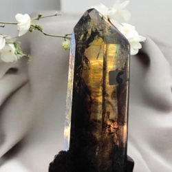 Citrine fumée sur socle en bois taillé sur mesure – Pièce unique