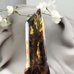 Citrine fumée sur socle en bois taillé sur mesure – Pièce unique