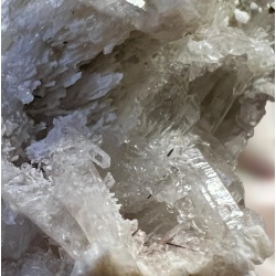 Quartz cristallisé sur albite et muscovite