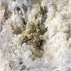 Quartz cristallisé sur albite et muscovite
