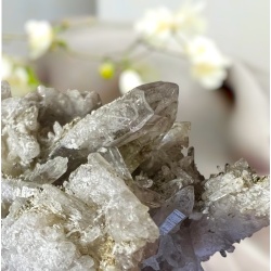 Quartz cristallisé sur albite et muscovite