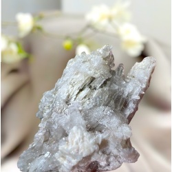 Quartz cristallisé sur albite et muscovite